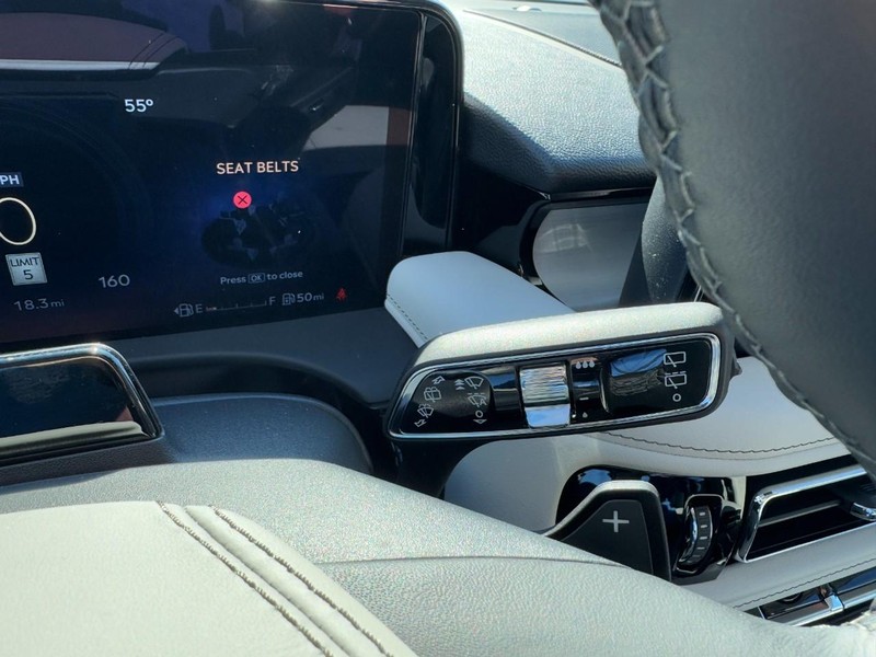 Lincoln Aviator Vehicle Full-screen Gallery Image 21