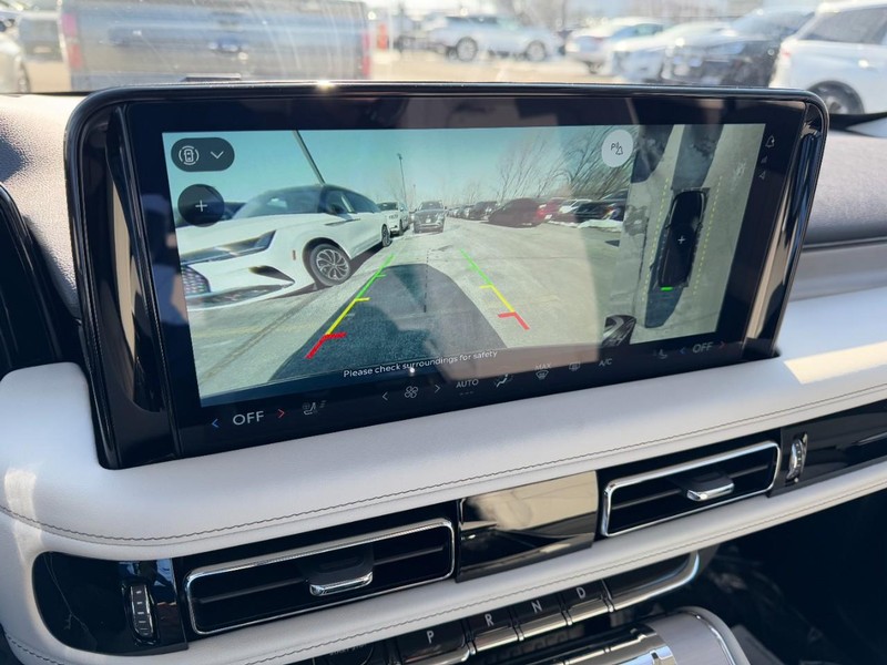 Lincoln Aviator Vehicle Full-screen Gallery Image 24