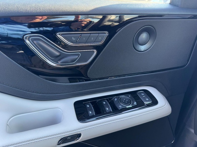 Lincoln Aviator Vehicle Full-screen Gallery Image 25