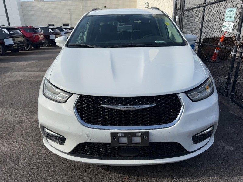 Chrysler Pacifica Vehicle Full-screen Gallery Image 02