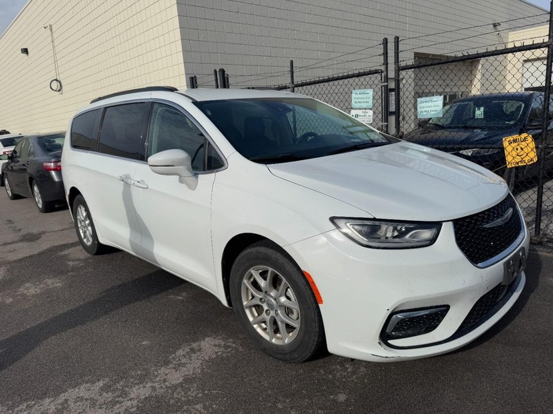 Chrysler Pacifica Vehicle Full-screen Gallery Image 03