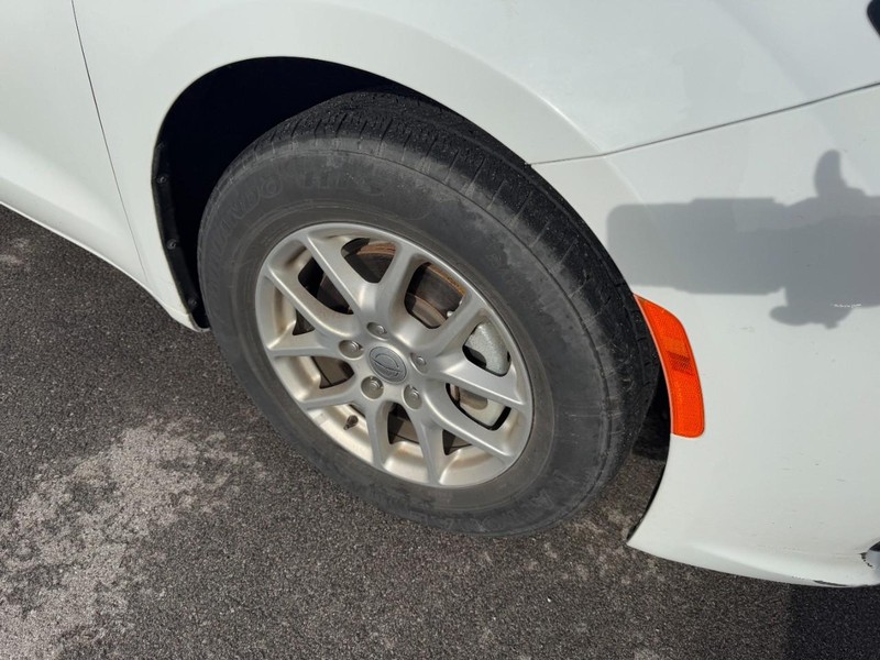 Chrysler Pacifica Vehicle Full-screen Gallery Image 04