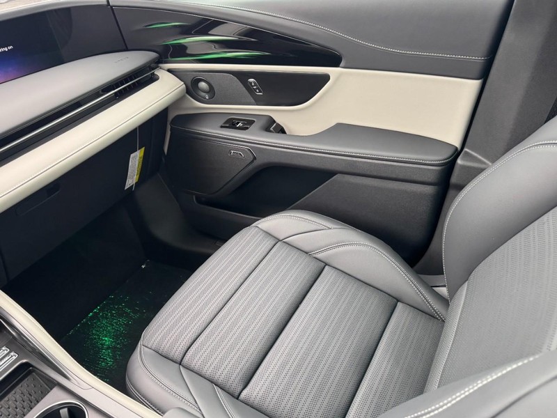 Lincoln Nautilus Vehicle Full-screen Gallery Image 11