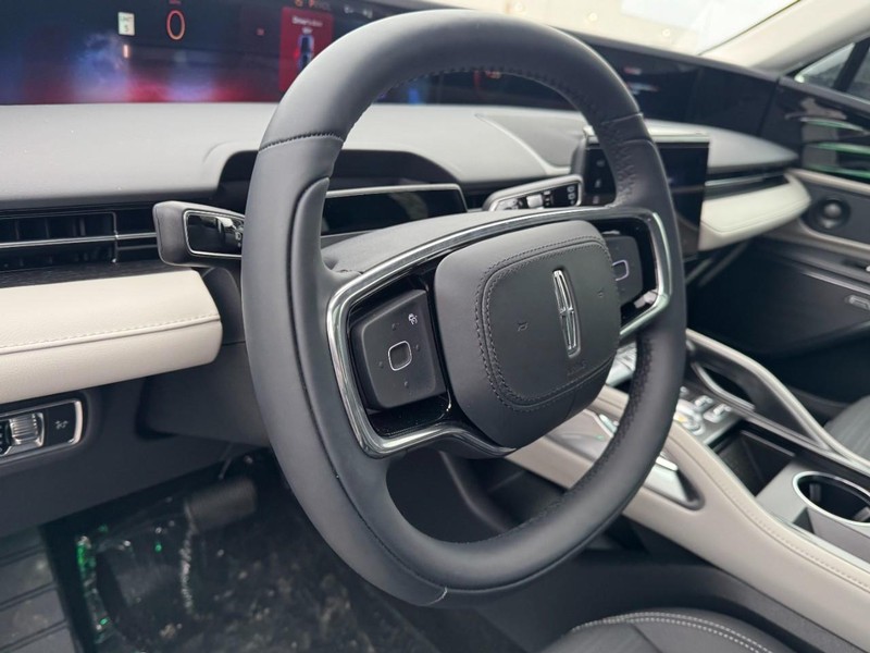 Lincoln Nautilus Vehicle Full-screen Gallery Image 15