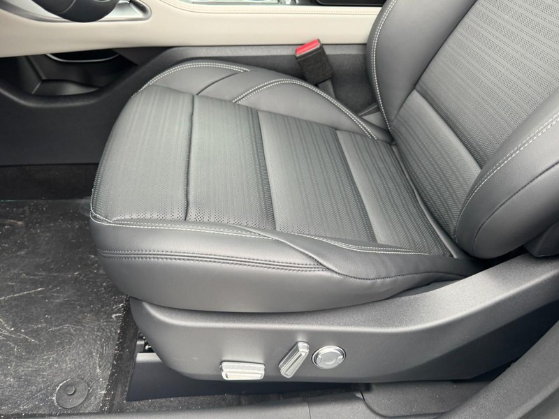 Lincoln Nautilus Vehicle Full-screen Gallery Image 26