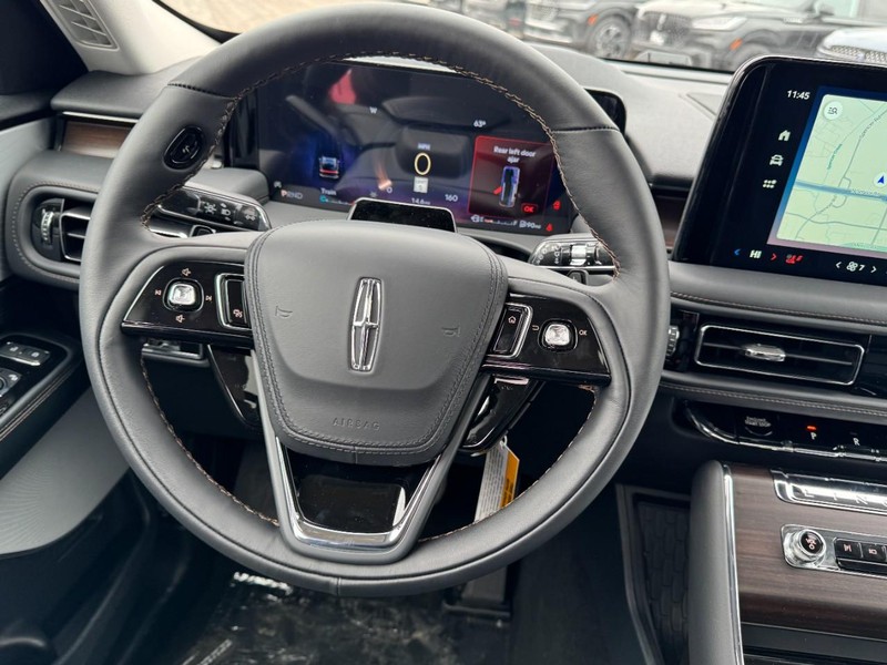 Lincoln Aviator Vehicle Full-screen Gallery Image 10
