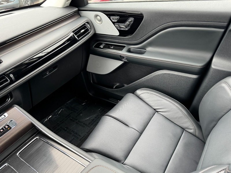 Lincoln Aviator Vehicle Full-screen Gallery Image 11