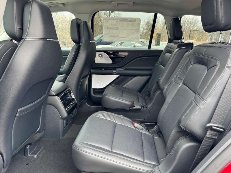 Lincoln Aviator Vehicle Full-screen Gallery Image 12