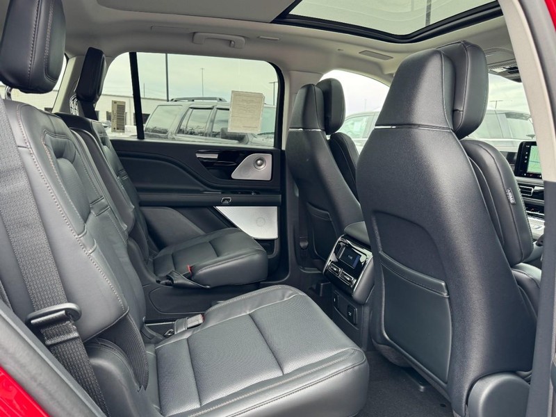 Lincoln Aviator Vehicle Full-screen Gallery Image 13