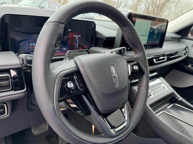 Lincoln Aviator Vehicle Full-screen Gallery Image 15