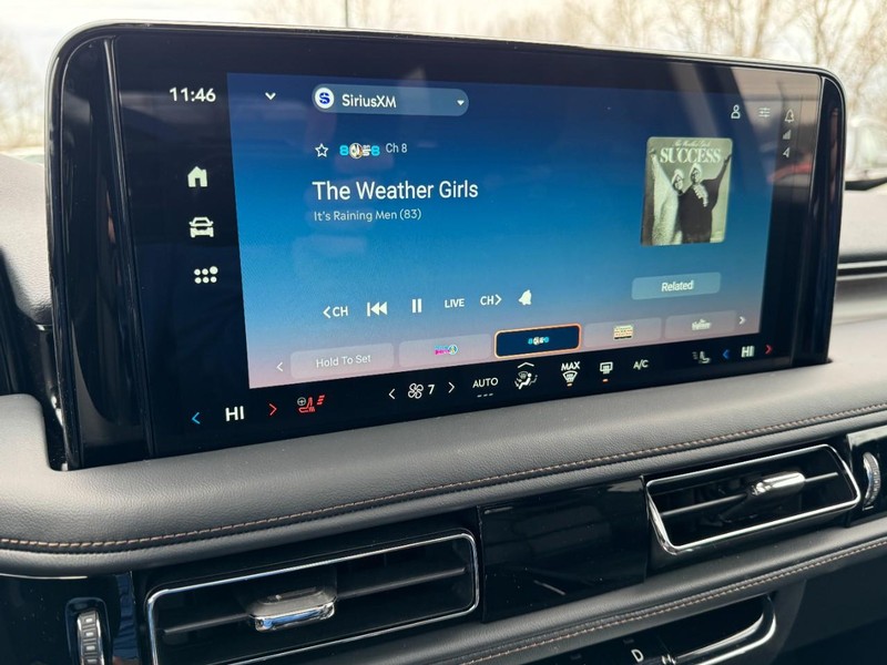 Lincoln Aviator Vehicle Full-screen Gallery Image 16