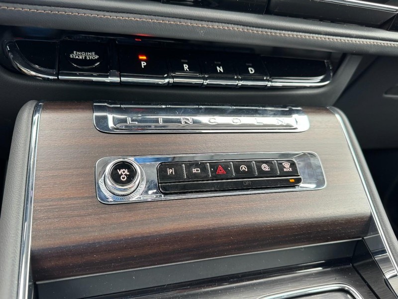 Lincoln Aviator Vehicle Full-screen Gallery Image 17