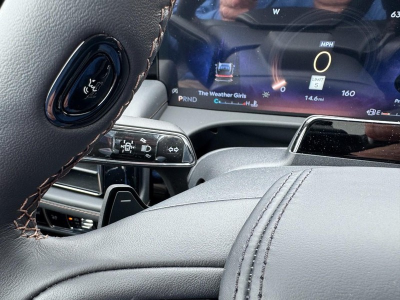 Lincoln Aviator Vehicle Full-screen Gallery Image 20