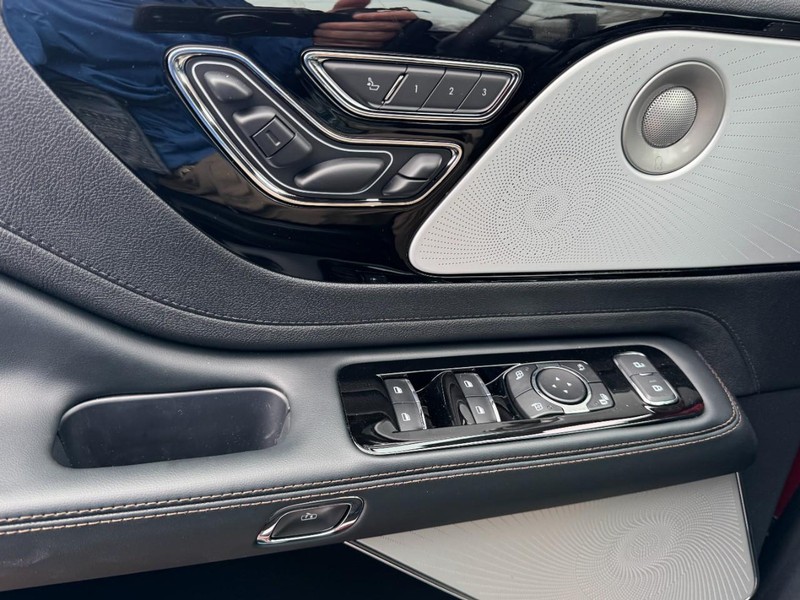 Lincoln Aviator Vehicle Full-screen Gallery Image 25