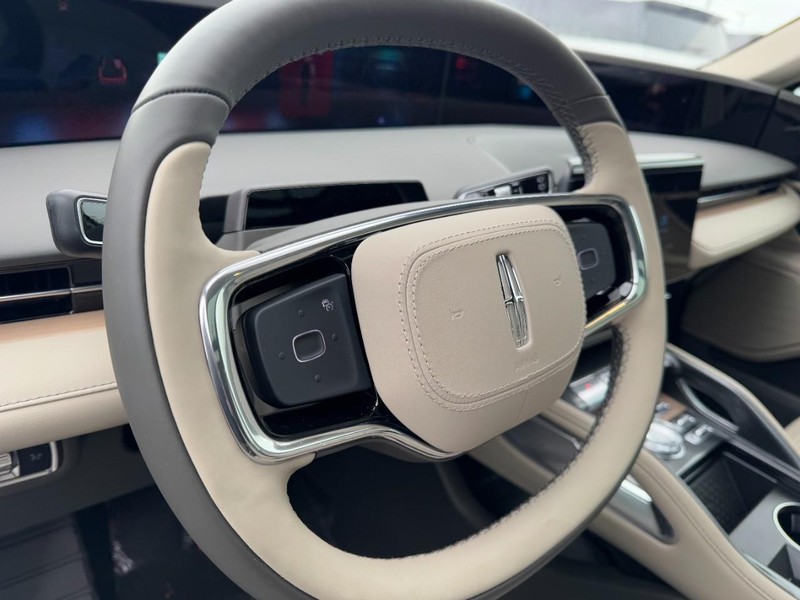 Lincoln Nautilus Vehicle Full-screen Gallery Image 15