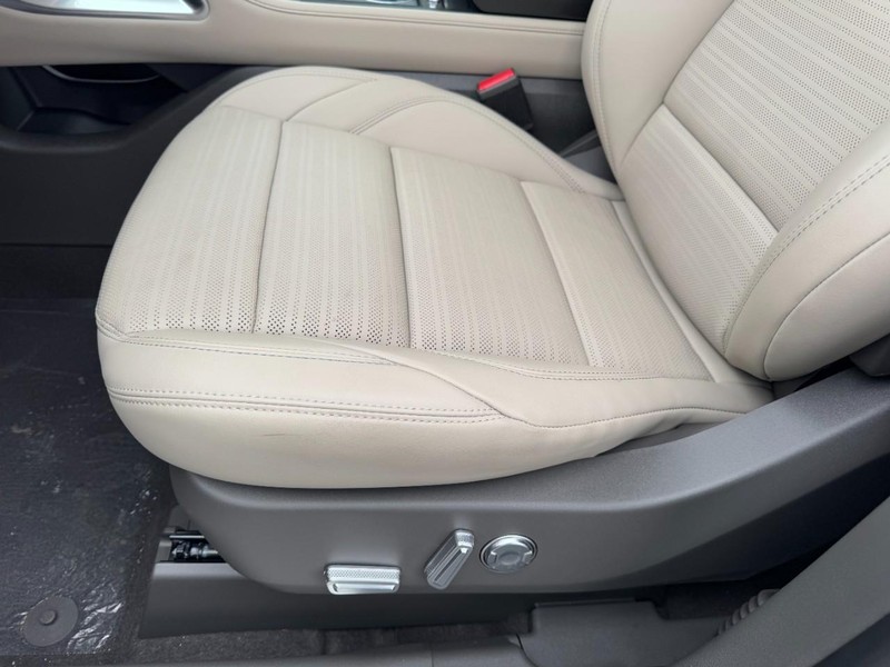 Lincoln Nautilus Vehicle Full-screen Gallery Image 26