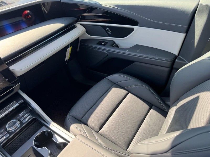 Lincoln Nautilus Vehicle Full-screen Gallery Image 17