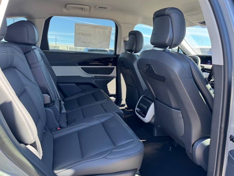 Lincoln Nautilus Vehicle Full-screen Gallery Image 19
