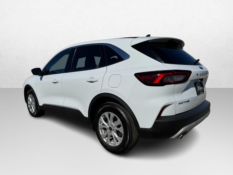 Ford Escape Vehicle Full-screen Gallery Image 07