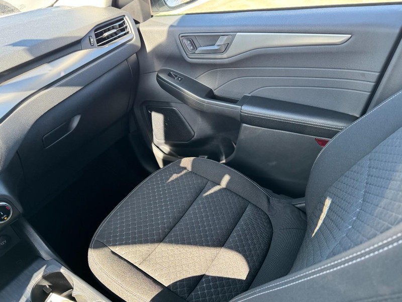 Ford Escape Vehicle Full-screen Gallery Image 11