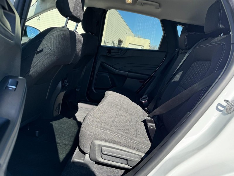 Ford Escape Vehicle Full-screen Gallery Image 12