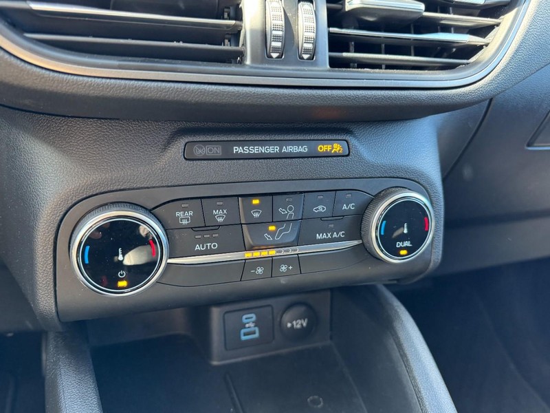 Ford Escape Vehicle Full-screen Gallery Image 17