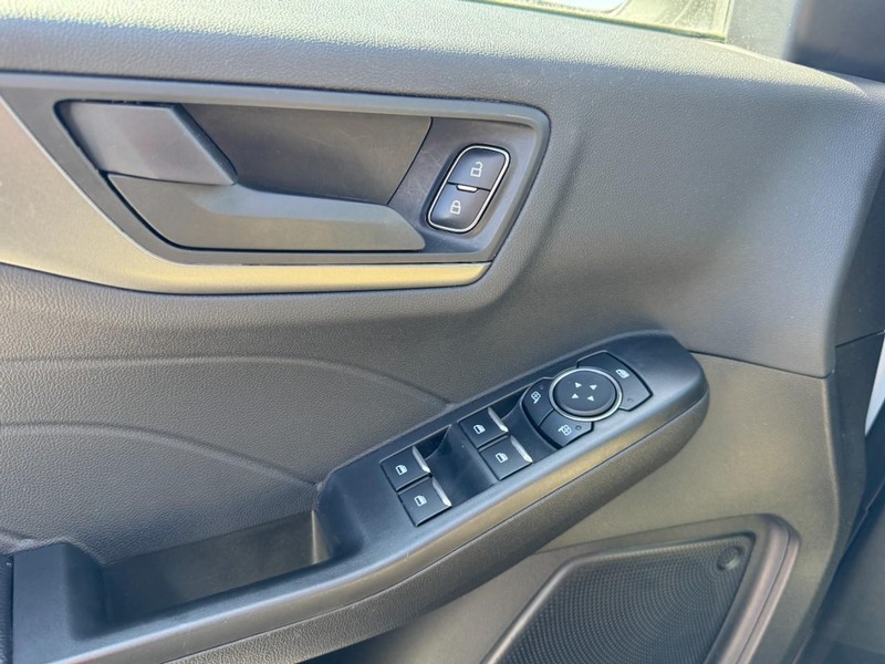 Ford Escape Vehicle Full-screen Gallery Image 25