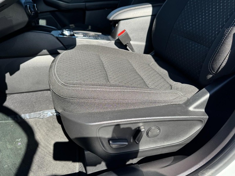 Ford Escape Vehicle Full-screen Gallery Image 26