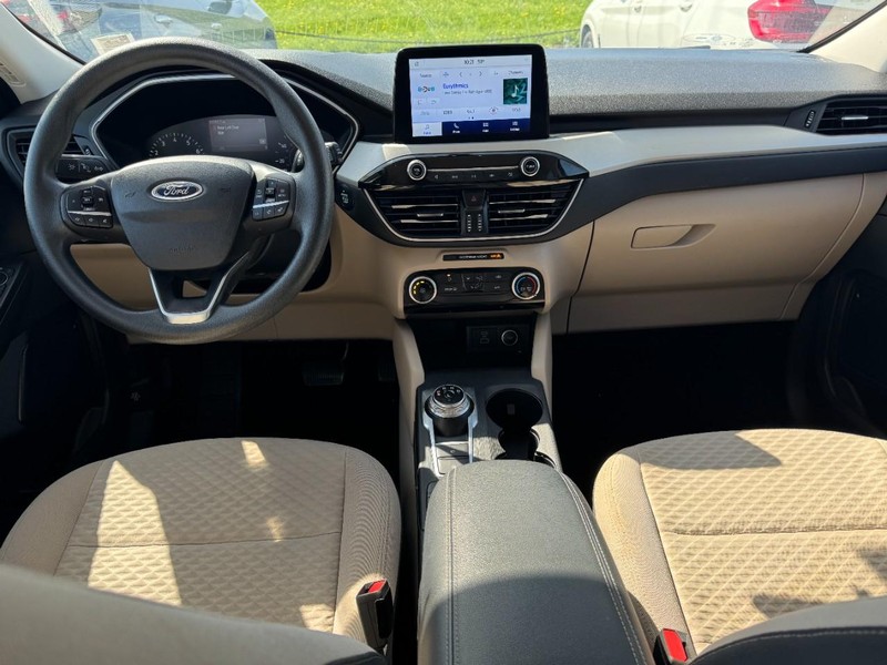 Ford Escape Vehicle Full-screen Gallery Image 09