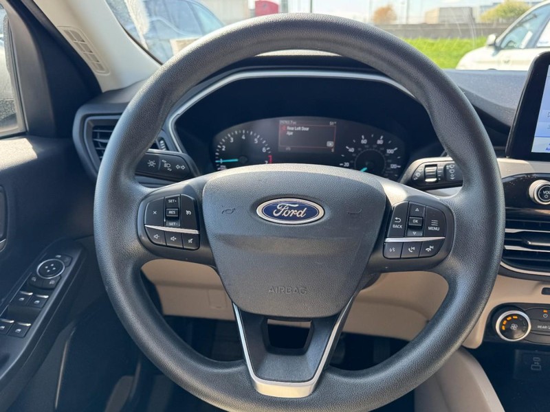 Ford Escape Vehicle Full-screen Gallery Image 10