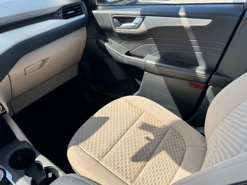Ford Escape Vehicle Full-screen Gallery Image 11
