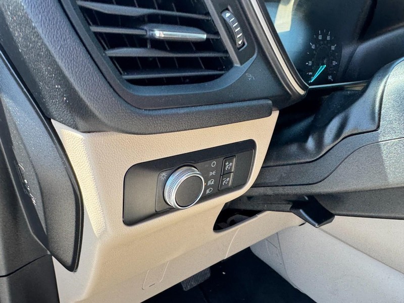 Ford Escape Vehicle Full-screen Gallery Image 14
