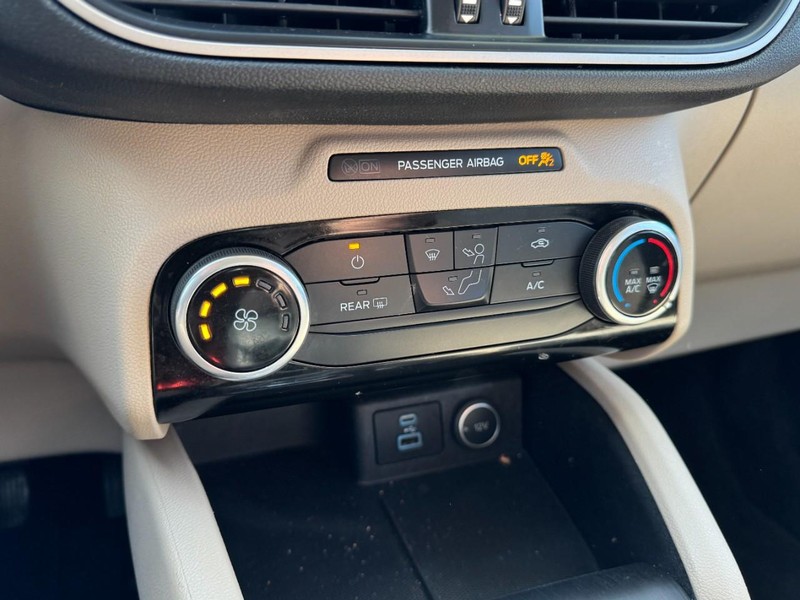 Ford Escape Vehicle Full-screen Gallery Image 17