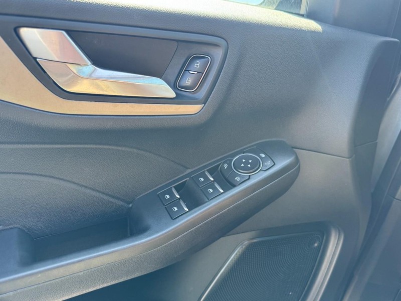 Ford Escape Vehicle Full-screen Gallery Image 25