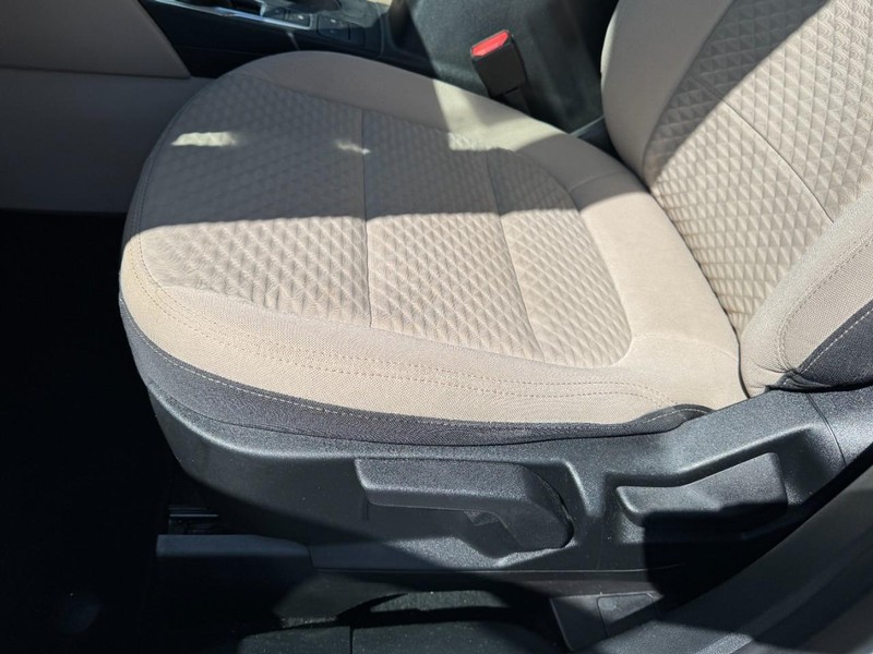 Ford Escape Vehicle Full-screen Gallery Image 26