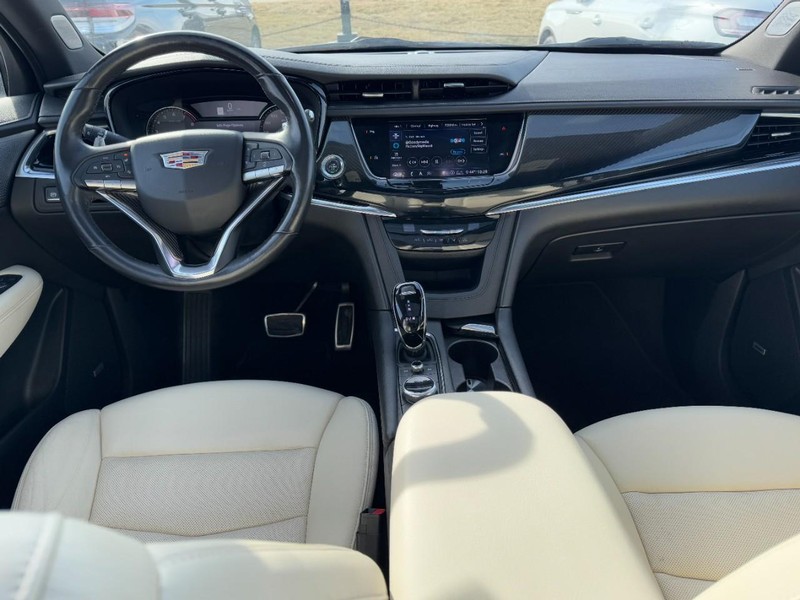 Cadillac XT6 Vehicle Full-screen Gallery Image 09
