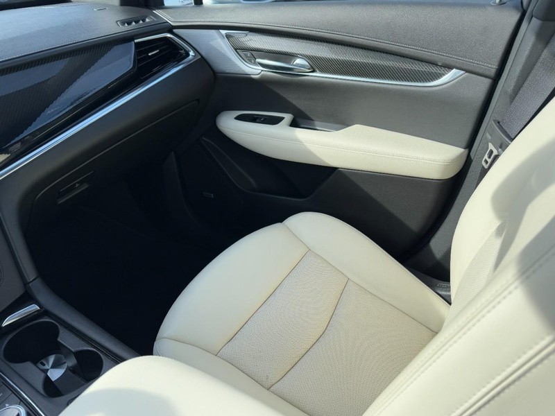 Cadillac XT6 Vehicle Full-screen Gallery Image 11