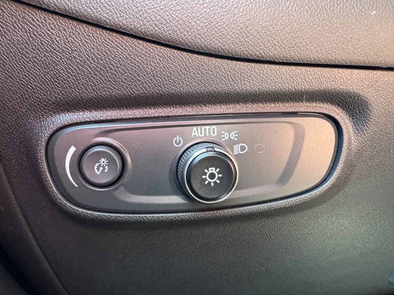 Chevrolet Equinox Vehicle Full-screen Gallery Image 22