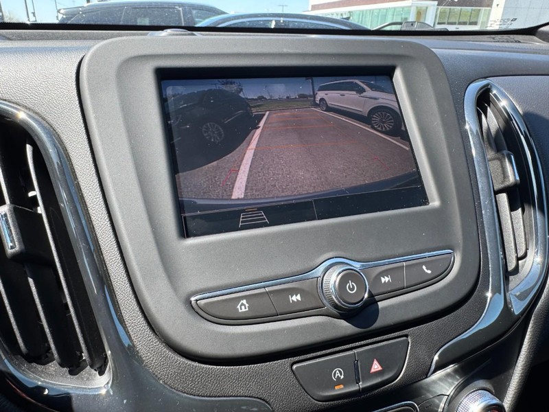 Chevrolet Equinox Vehicle Full-screen Gallery Image 24