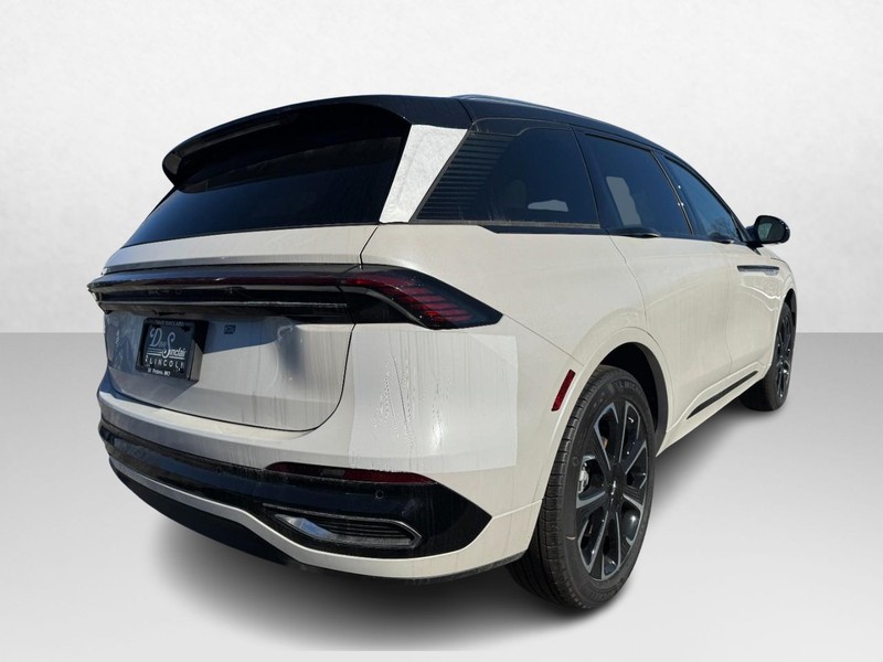 Lincoln Nautilus Vehicle Full-screen Gallery Image 05