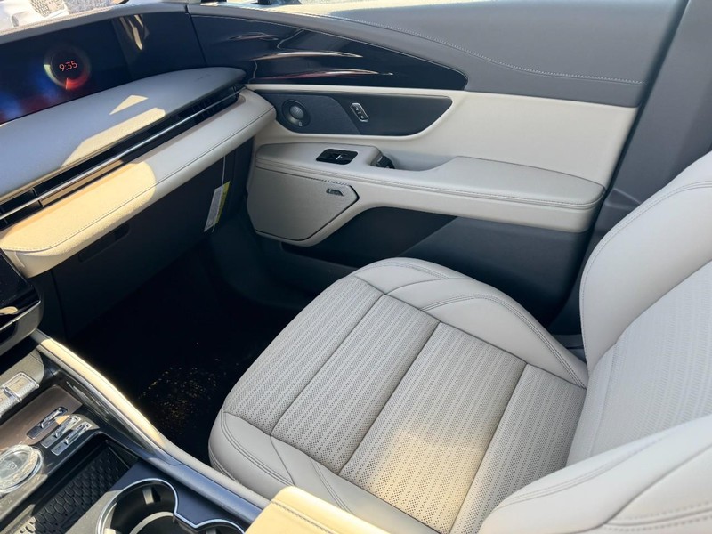 Lincoln Nautilus Vehicle Full-screen Gallery Image 11
