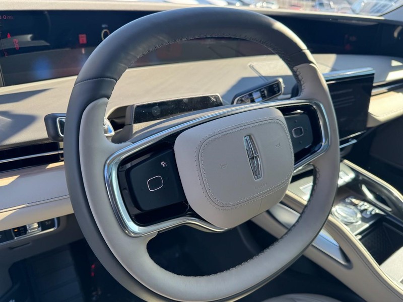 Lincoln Nautilus Vehicle Full-screen Gallery Image 15