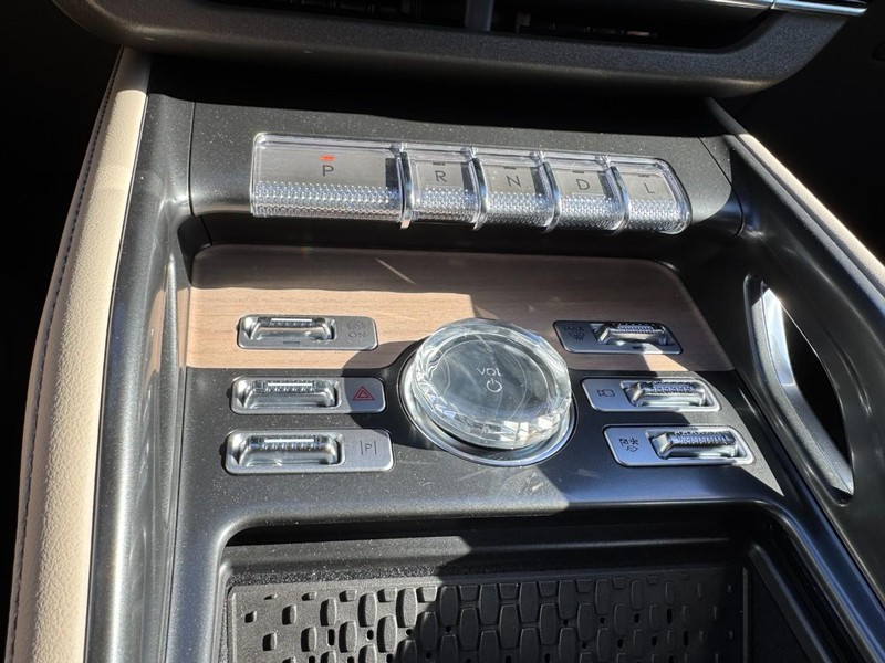 Lincoln Nautilus Vehicle Full-screen Gallery Image 17