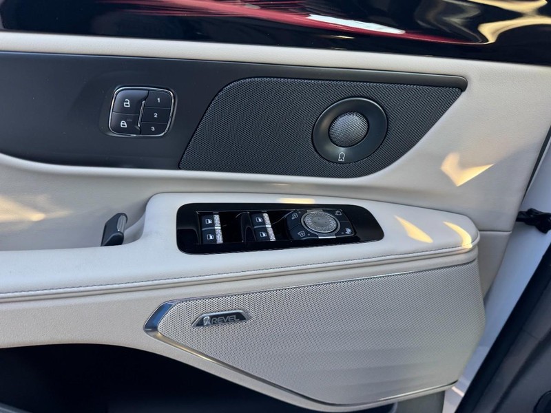 Lincoln Nautilus Vehicle Full-screen Gallery Image 25