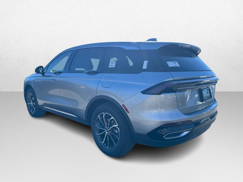 Lincoln Nautilus Vehicle Full-screen Gallery Image 07