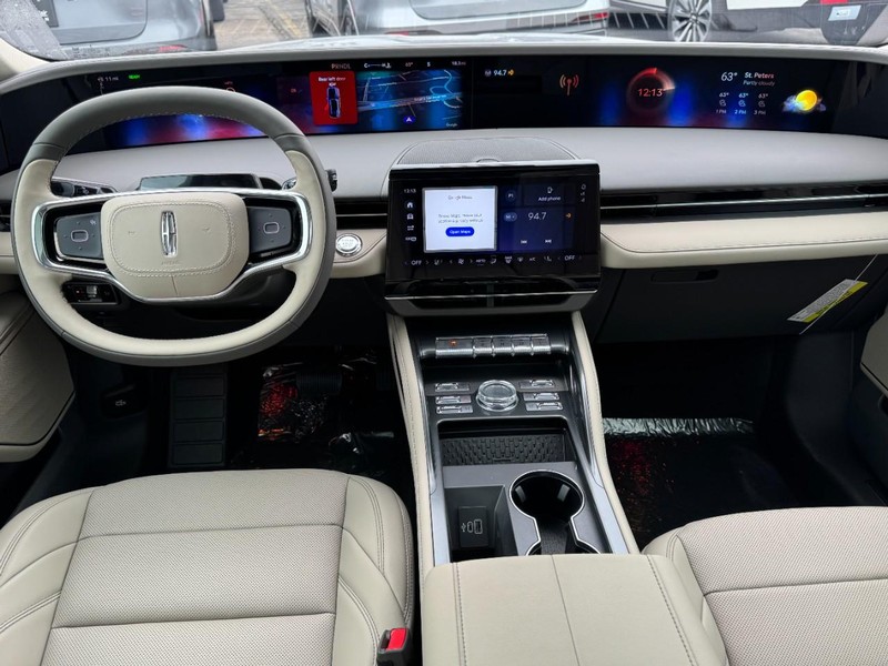 Lincoln Nautilus Vehicle Full-screen Gallery Image 09