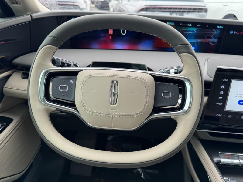 Lincoln Nautilus Vehicle Full-screen Gallery Image 10