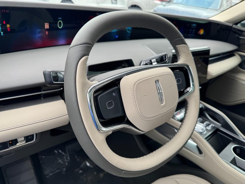 Lincoln Nautilus Vehicle Full-screen Gallery Image 15