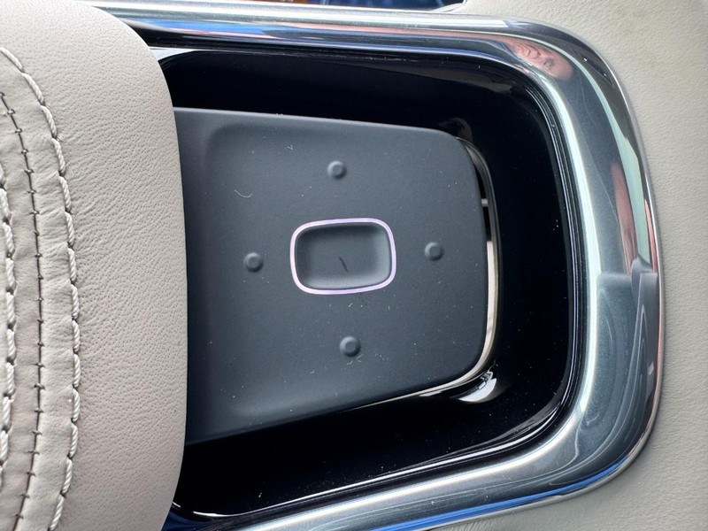 Lincoln Nautilus Vehicle Full-screen Gallery Image 19