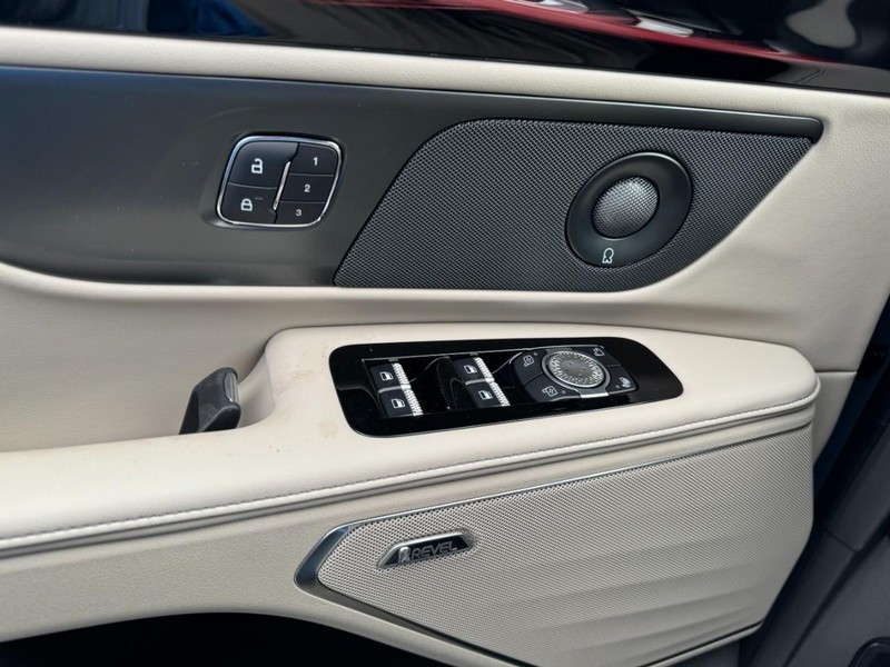 Lincoln Nautilus Vehicle Full-screen Gallery Image 25